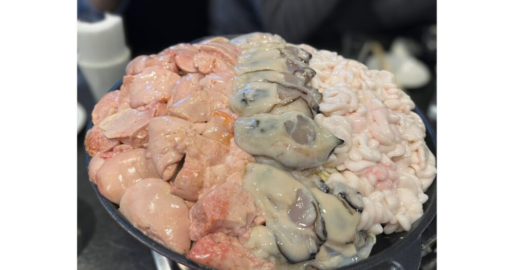 北千住 ウル虎 痛風鍋。あん肝、白子、牡蠣、いくらが贅沢に盛られた海鮮鍋