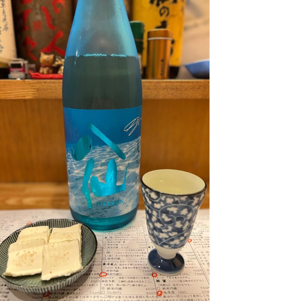 陸奥八仙 夏吟醸の青いボトルともん家の日本酒