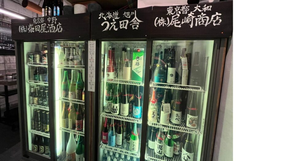 新宿 Sake stanD 凛の冷蔵庫に並ぶ日本酒