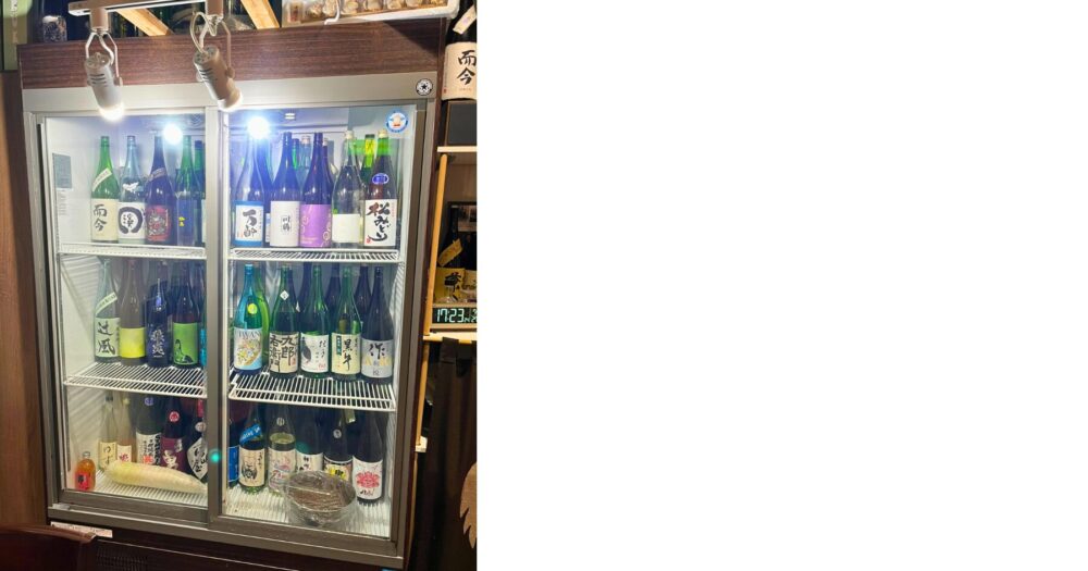 60種類以上の日本酒が並ぶ店内の冷蔵庫
