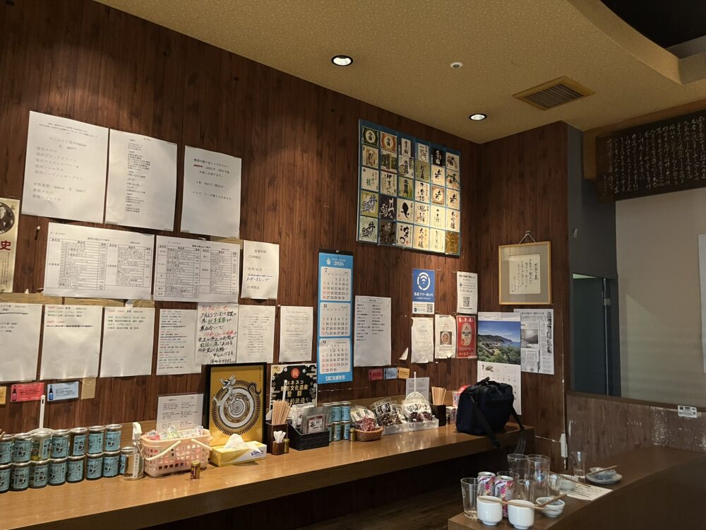新橋 信州おさけ村 日本酒 立ち飲み 店内の壁メニューと雰囲気