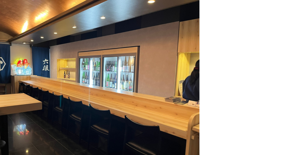 六根の木目調カウンターと日本酒セラー