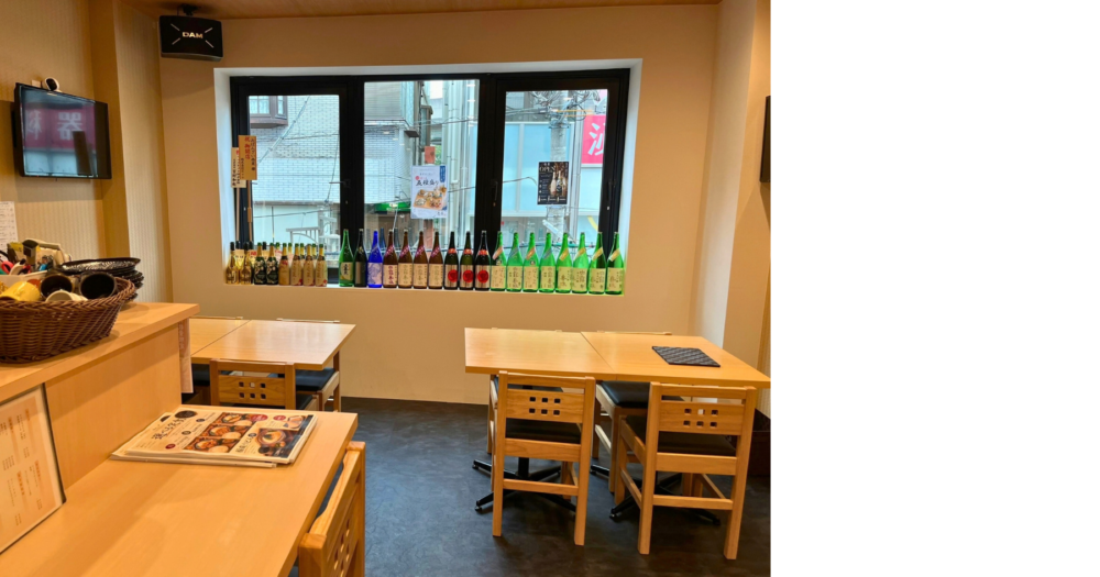 カウンター席とテーブル席がある店内