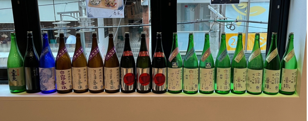 店内に並ぶ白露垂珠の日本酒