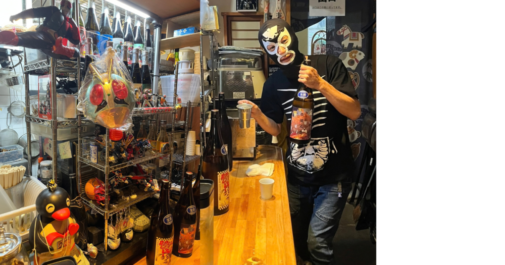 でんや御馳走の店内でお燗を楽しむショッカーのフィギュア